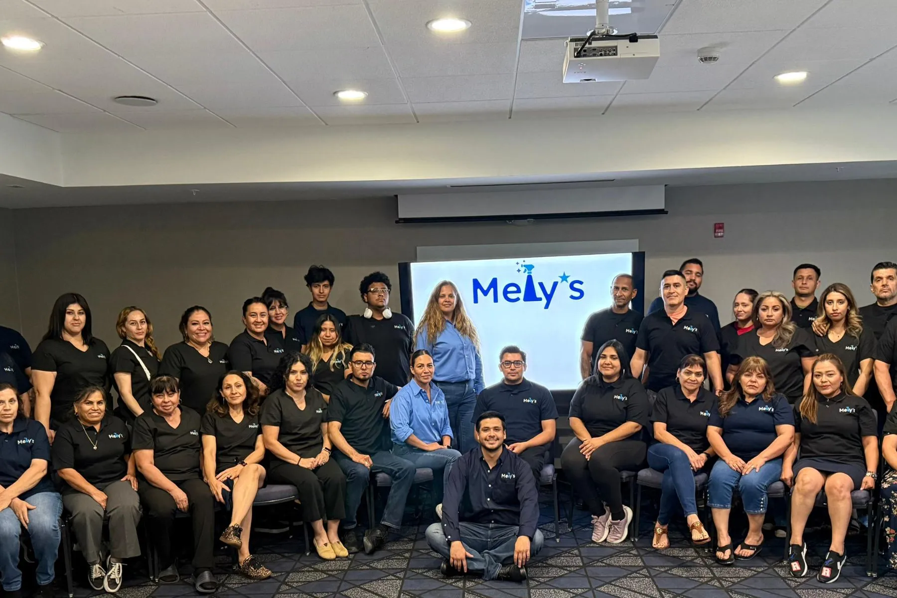 Cuadrilla de Mely's — uniformada, en sitio