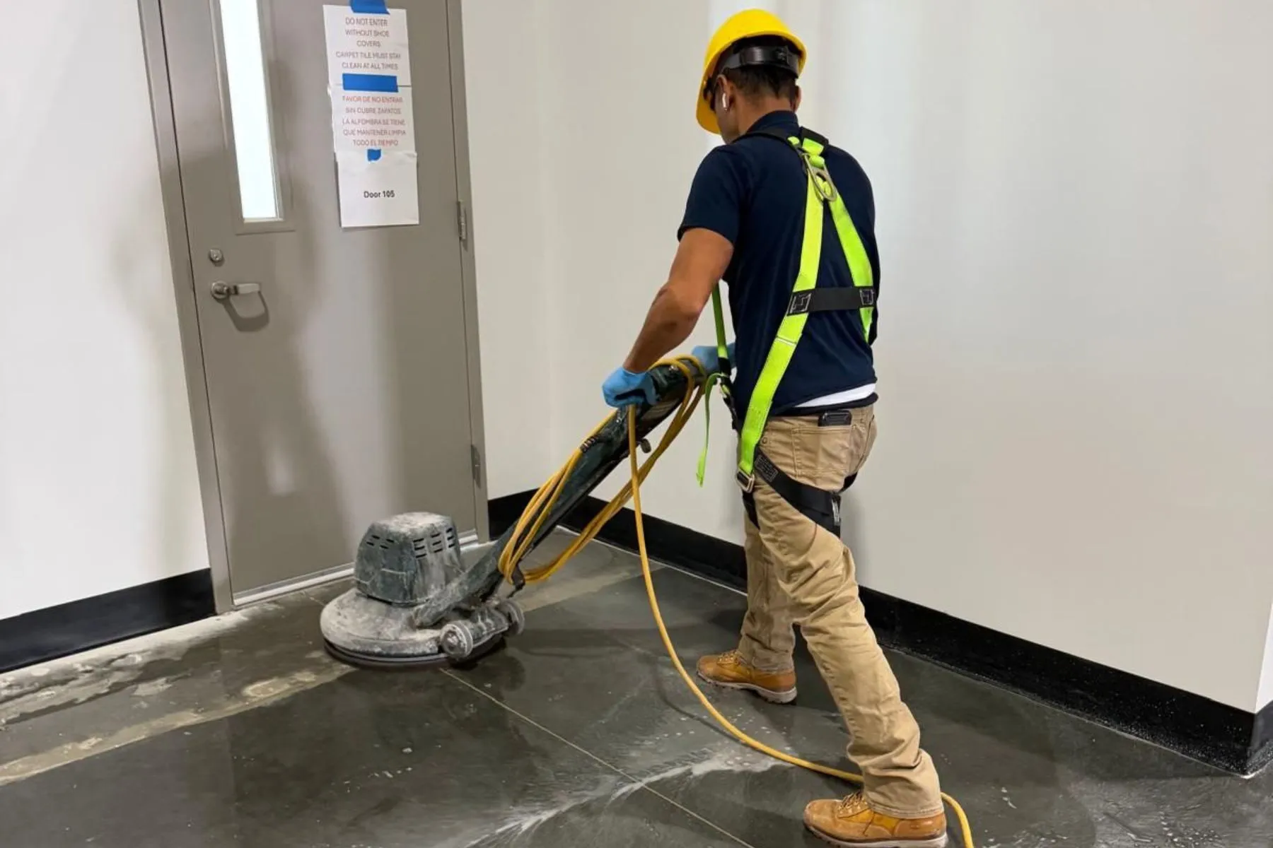 Auto-scrubber en operación sobre piso de bodega